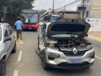 carro-bate-em-onibus-e-fica-com-lateral-destruida-no-bairro-sao-pedro,-em-juiz-de-fora