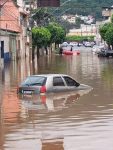 temporal-deixa-carros-debaixo-d’agua-e-pessoas-ilhadas-em juiz de fora